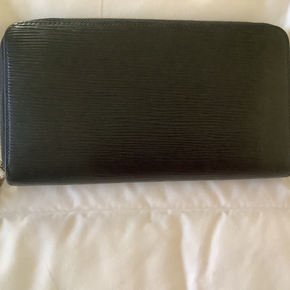 Louis Vuitton wallet - Picture 1 of 14